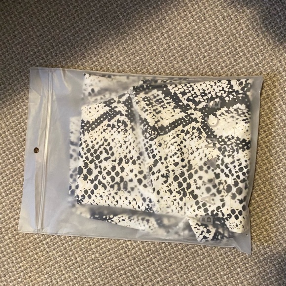 SOLD NWT Balance Athletica Ascend Pant - Python - Picture 5 of 6